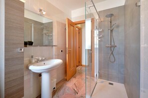 Dusche, Haartrockner, Bidet, Handtücher