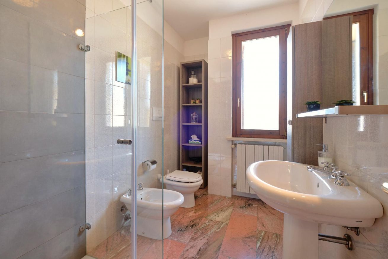 Bruser, hårtørrer, bidet, håndklæder