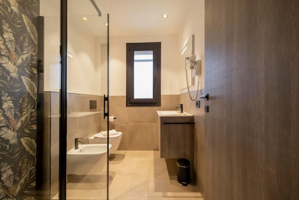 Dusche, Haartrockner, Bidet, Handtücher