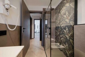 Shower, hair dryer, bidet, towels