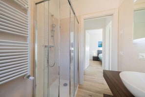 Dusche, Haartrockner, Bidet, HandtĂŒcher
