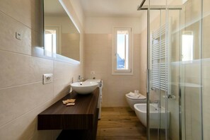 Shower, hair dryer, bidet, towels - ApartmentsGarda - Garda31 Residence - B14 (Garda)