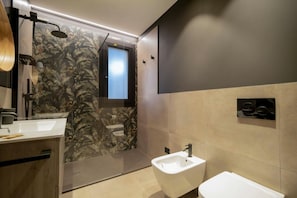 Douche, sĂšche-cheveux, bidet, serviettes fournies