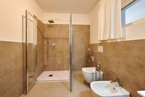 Dusche, Haartrockner, Bidet, Handtücher