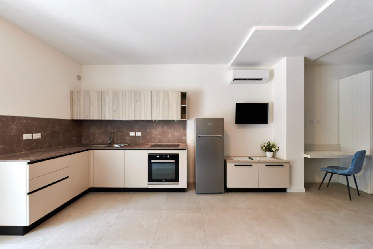 Frigorifero, microonde, forno, piano cottura