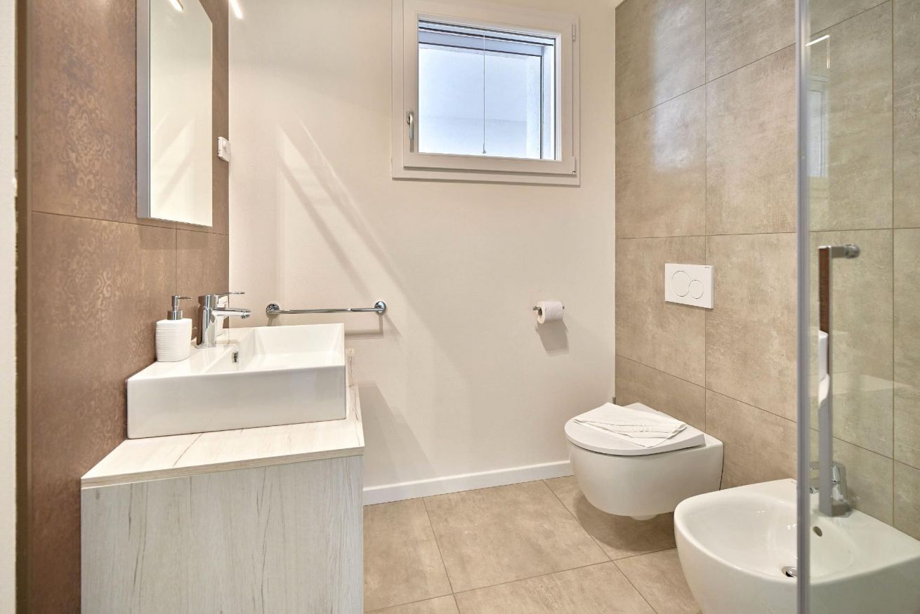 Een douche, een haardroger, een bidet, handdoeken