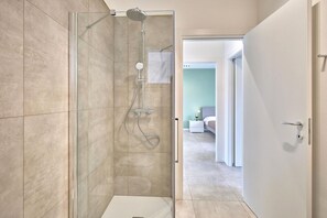 Suihku, hiustenkuivaaja, bidee, pyyhkeet