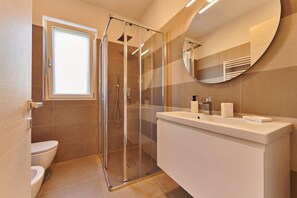 Bruser, hårtørrer, bidet, håndklæder