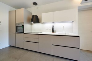 Kühlschrank, Mikrowelle, Ofen, Herdplatte
