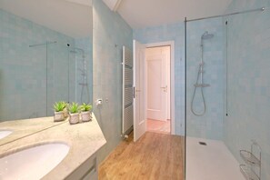 Douche, sĂšche-cheveux, bidet, serviettes fournies