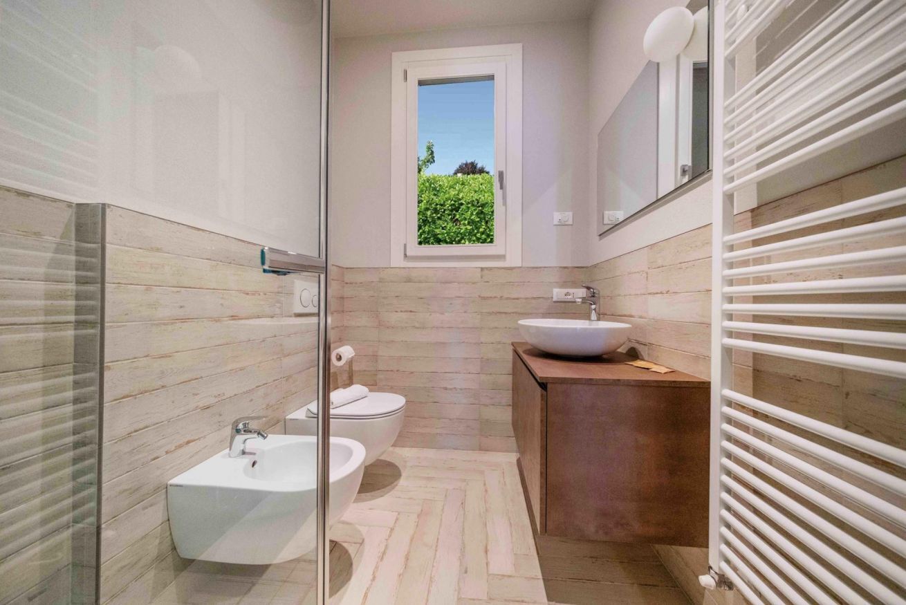Douche, séchoir à cheveux, bidet, serviettes fournies