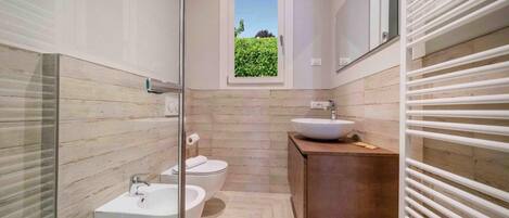 Douche, séchoir à cheveux, bidet, serviettes fournies