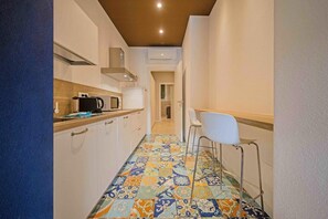 Kühlschrank, Mikrowelle, Herdplatte, Wasserkocher mit Kaffee-/Teezubehör