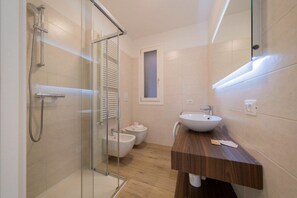 Dusche, Haartrockner, Bidet, Handtücher