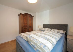 6 bedrooms, iron/ironing board, free WiFi, bed sheets