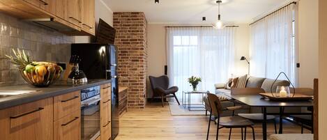 Fridge, oven, stovetop, dishwasher