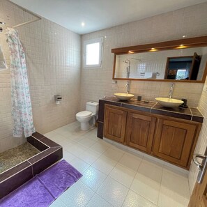 Regadera, bidet, toallas, jabón 