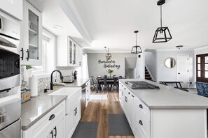 冷蔵庫、電子レンジ、オーブン、コンロ