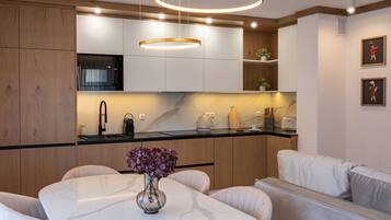 Fridge, microwave, stovetop, dishwasher