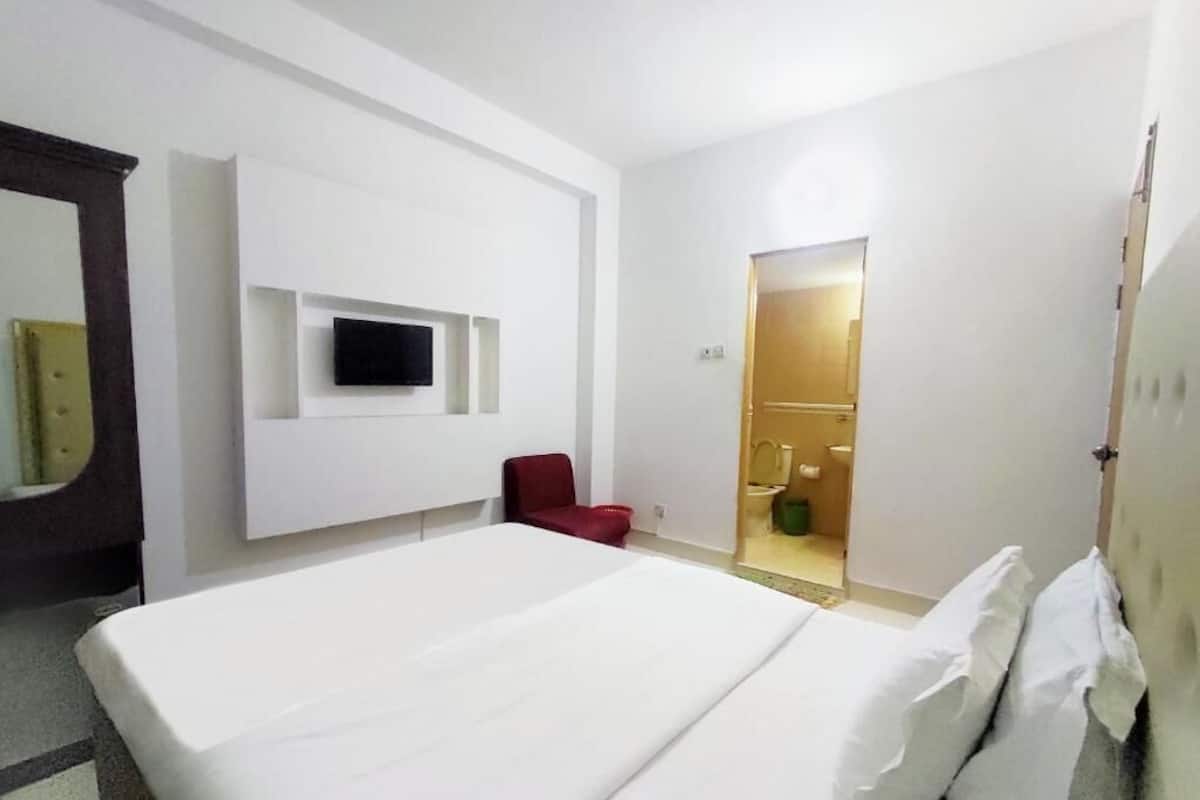 Desk, soundproofing, free WiFi, bed sheets