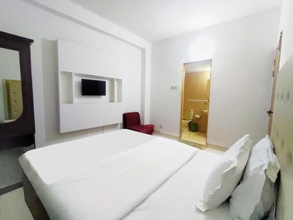 デラックス ダブルルーム | デスク、防音設備、WiFi (無料)、ベッドシーツ