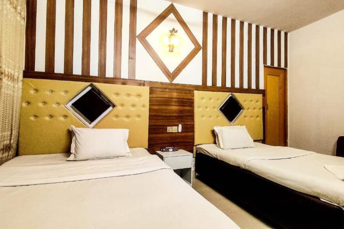 Desk, soundproofing, free WiFi, bed sheets