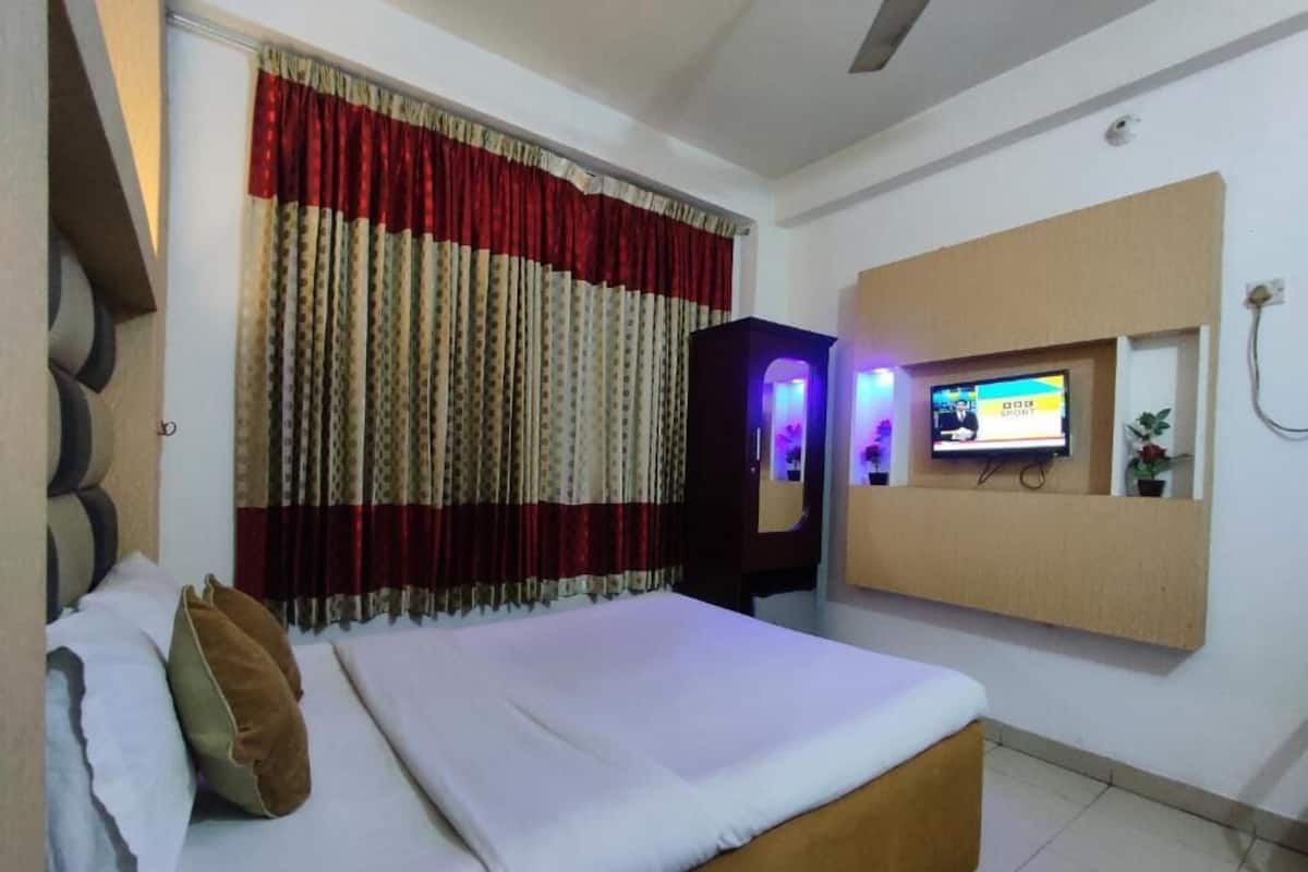 Desk, soundproofing, free WiFi, bed sheets