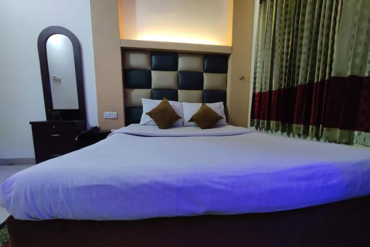 Desk, soundproofing, free WiFi, bed sheets