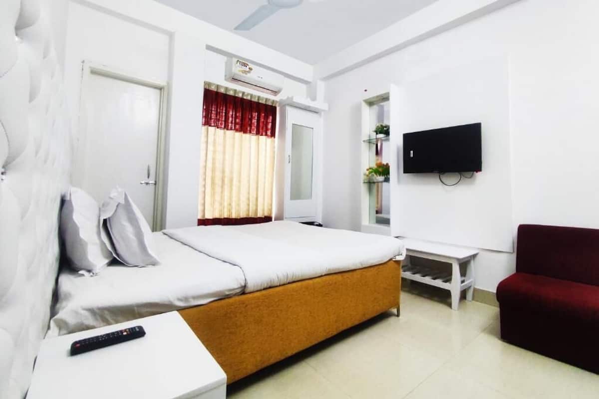 Desk, soundproofing, free WiFi, bed sheets