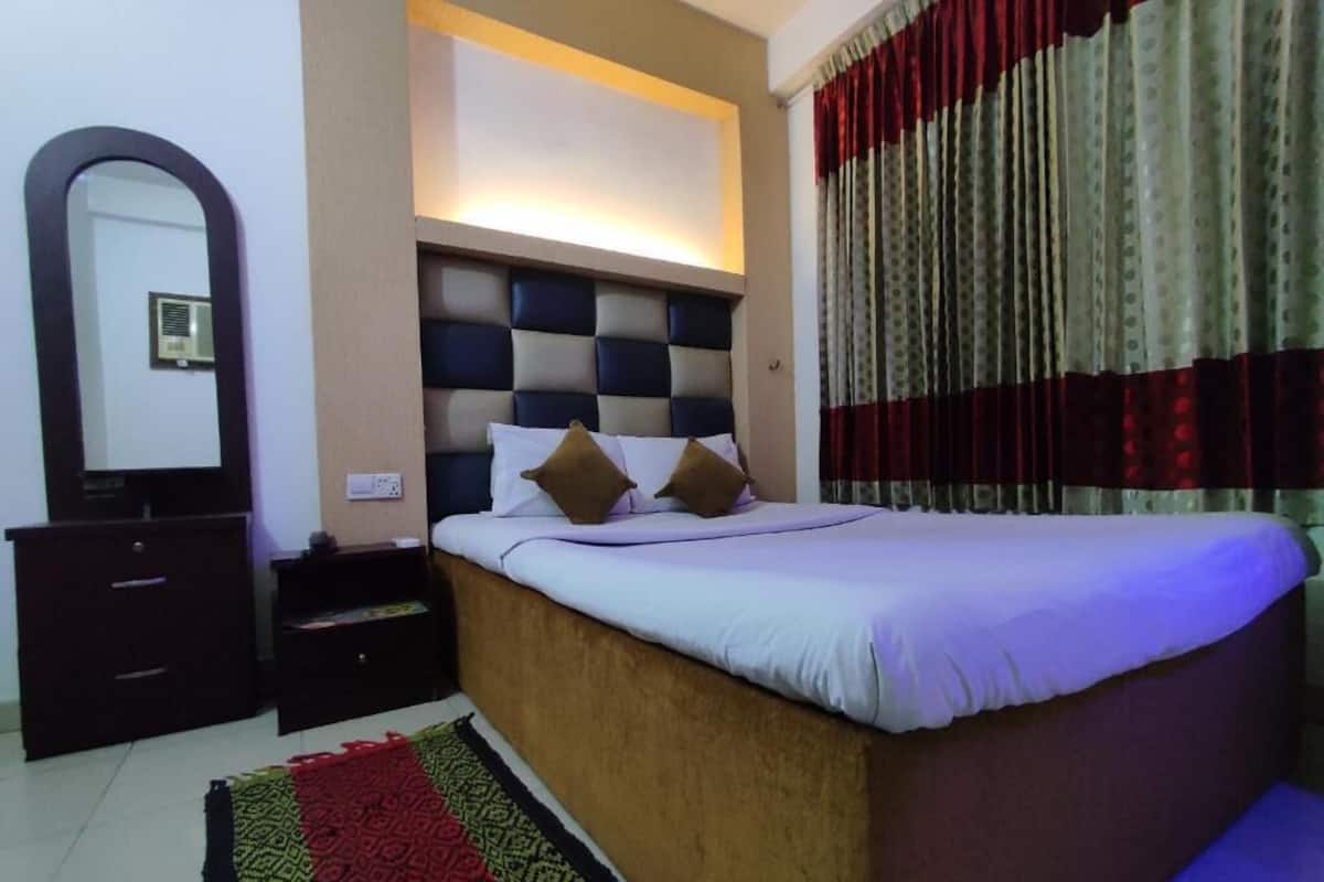 Desk, soundproofing, free WiFi, bed sheets