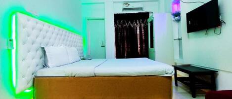 Habitación doble Deluxe | Escritorio, insonorización, wifi gratis y ropa de cama
