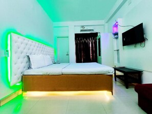 デラックス ダブルルーム | デスク、防音設備、WiFi (無料)、ベッドシーツ