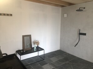 Douche, séchoir à cheveux, serviettes fournies, savon