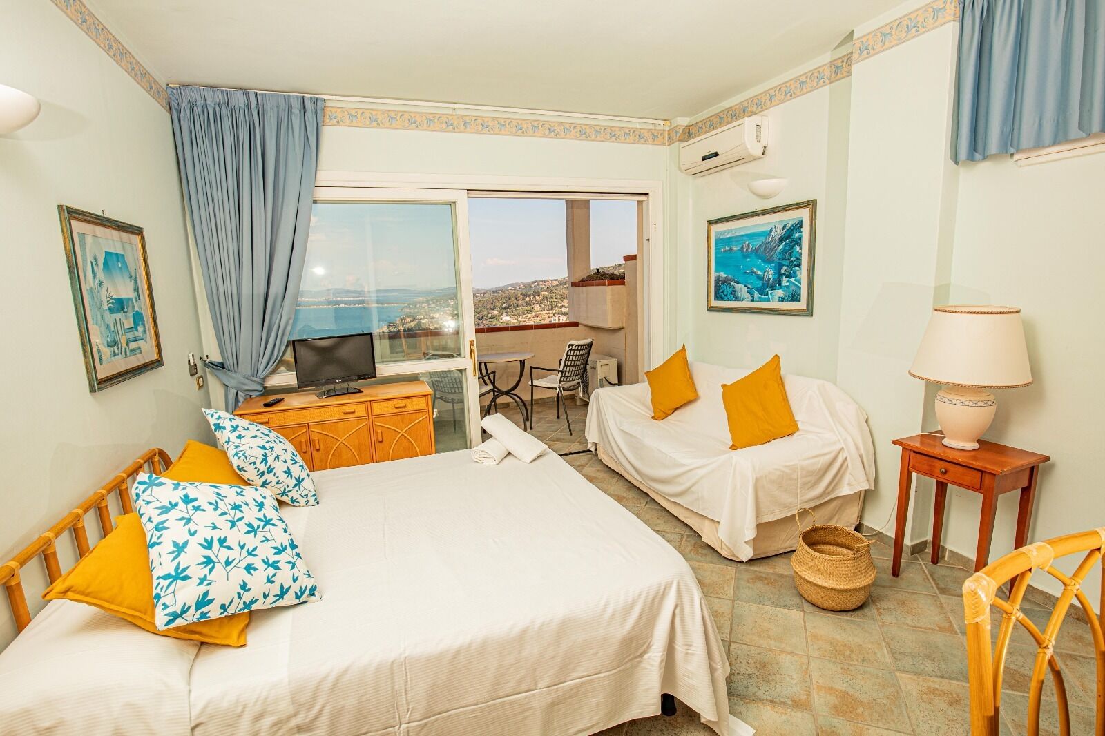 Classic Apartment, Balcony, Sea View | Living area