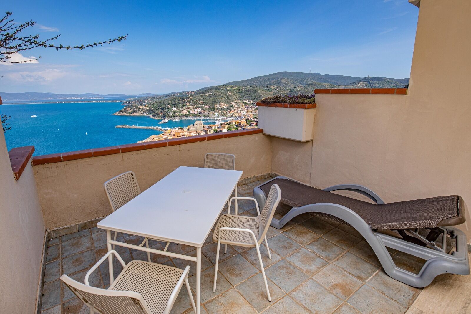 Comfort-Apartment, Balkon, Meerblick | Terrasse/Patio