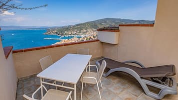 Comfort-Apartment, Balkon, Meerblick | Terrasse/Patio
