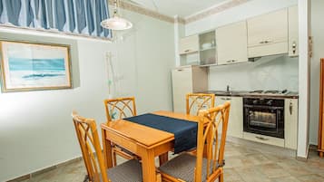 Classic Apartment, Balcony, Sea View | Private kitchen | Fridge, oven, stovetop, cookware/dishes/utensils