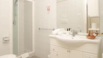 Classic-Apartment, Balkon, Meerblick | Badezimmer