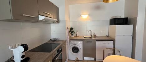 Frigorifero, microonde, forno, piano cottura