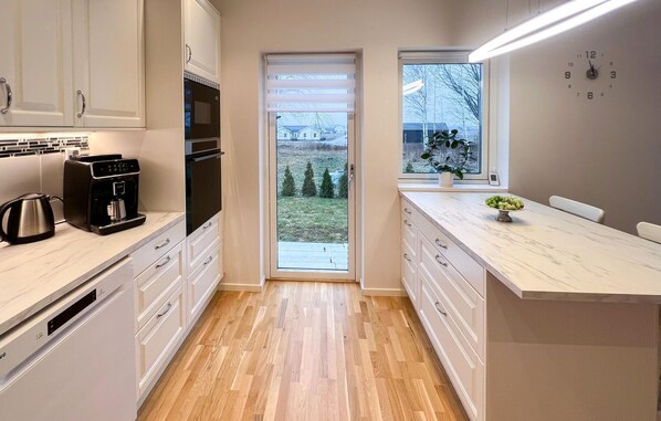 Fridge, oven, stovetop, dishwasher