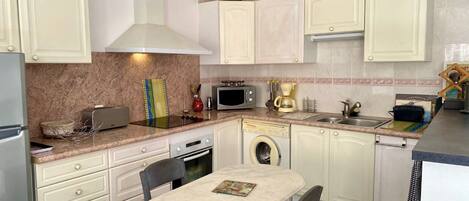 Frigorifero, microonde, forno