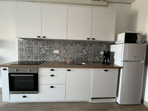 Refrigerador, microondas, horno y cafetera y tetera 