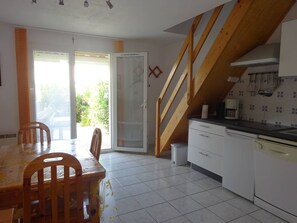 Kjøleskap, mikrobølgeovn, oppvaskmaskin og kjøkkenutstyr