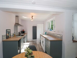 Cottage | Private kitchen | Fridge, dishwasher, electric kettle, toaster - Stones Throw (Lymington)