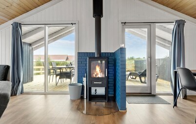 Lovely home in Hvide Sande with WiFi