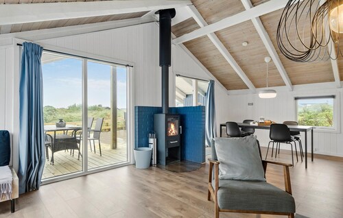 Lovely home in Hvide Sande with WiFi