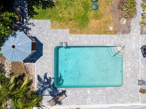 A heated pool - 2-bedroom cottage located in Captiva village, short walk to beach! (Captiva)