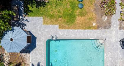 2-bedroom cottage located in Captiva village, short walk to beach!