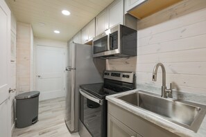Frigorífico, horno, placa de cocina y lavavajillas