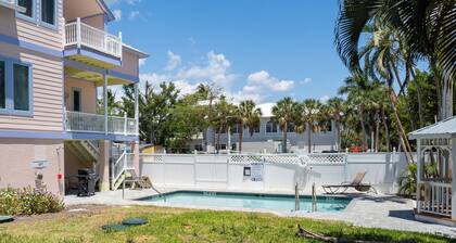 2-bedroom cottage located in Captiva village, short walk to beach!